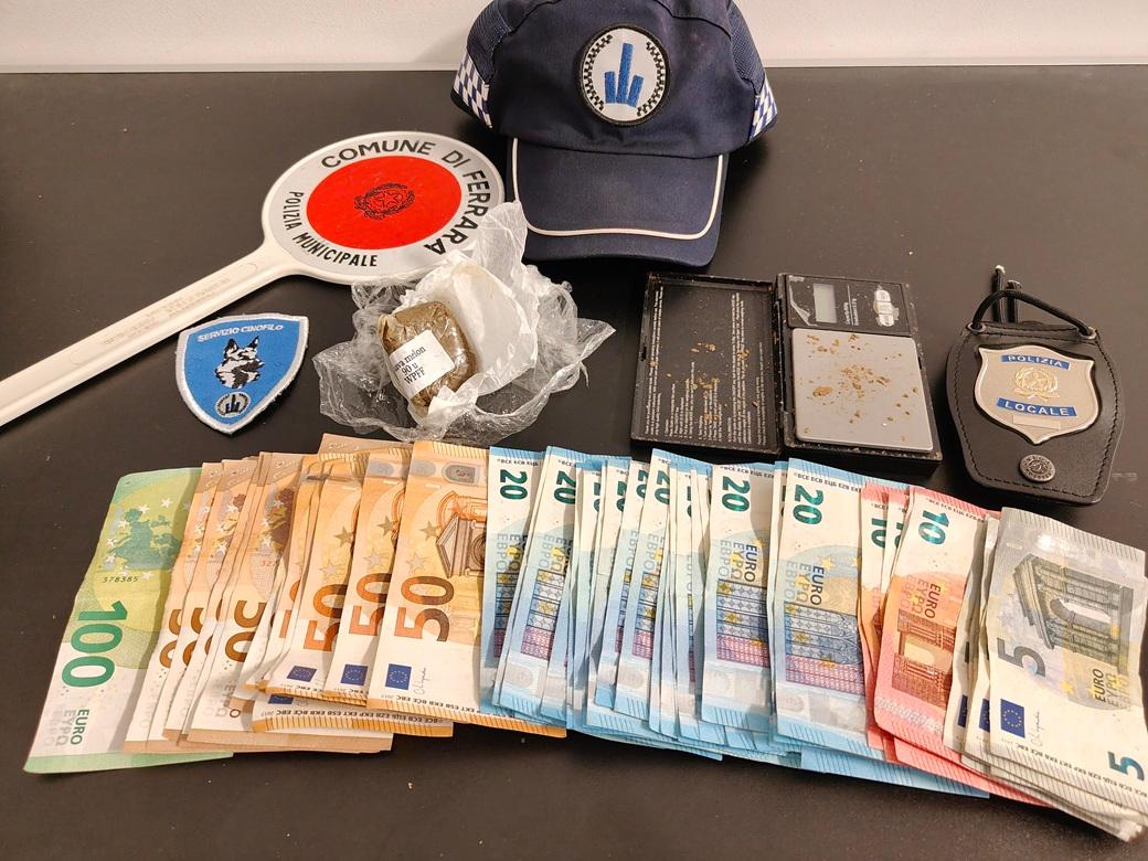 Ferrara, hashish e 2mila euro in contanti: denunciato un 18enne