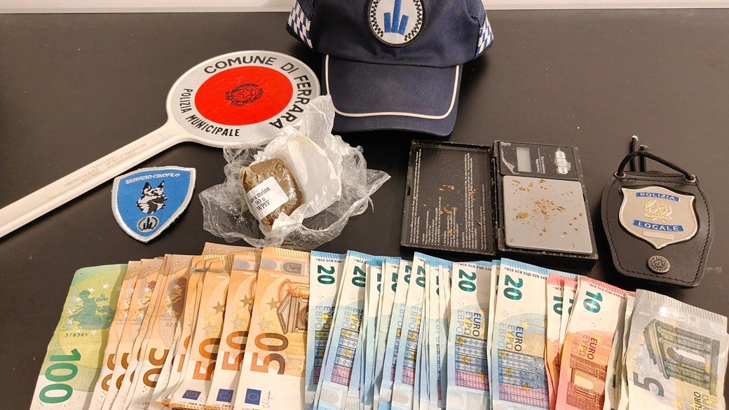 Ferrara, hashish e 2mila euro in contanti: denunciato un 18enne