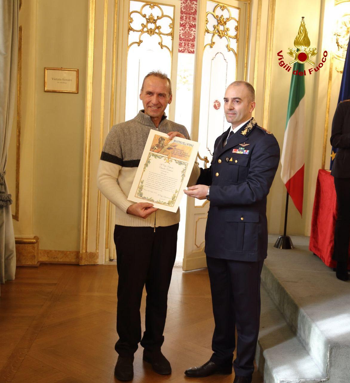 Vigili del fuoco, salva la vita al collega colto da infarto: encomio al capo squadra in pensione