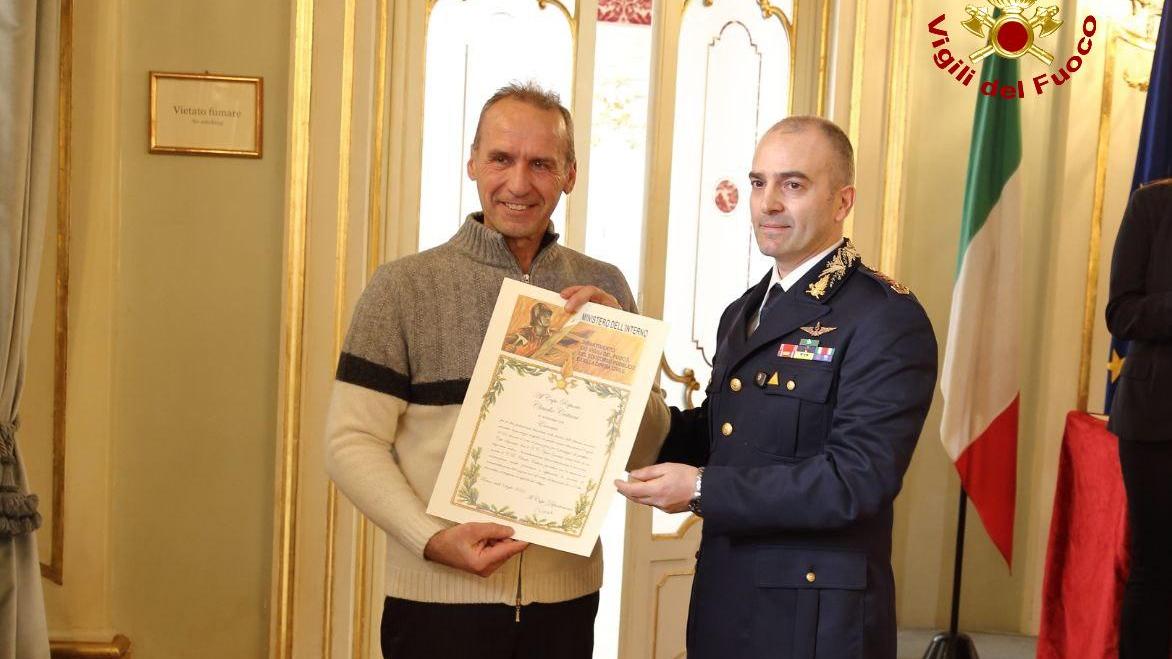 Vigili del fuoco, salva la vita al collega colto da infarto: encomio al capo squadra in pensione