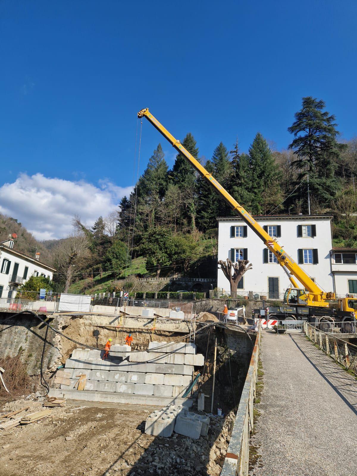 Riapre a tempo di record la strada franata a Bagni di Lucca