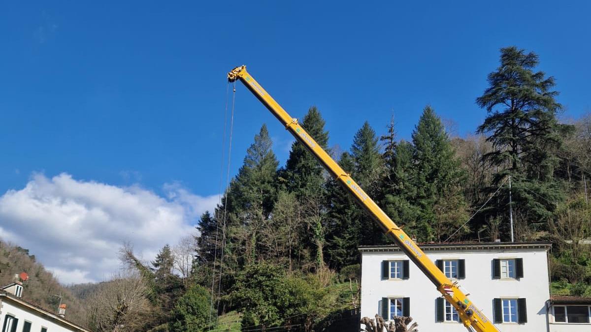 Riapre a tempo di record la strada franata a Bagni di Lucca