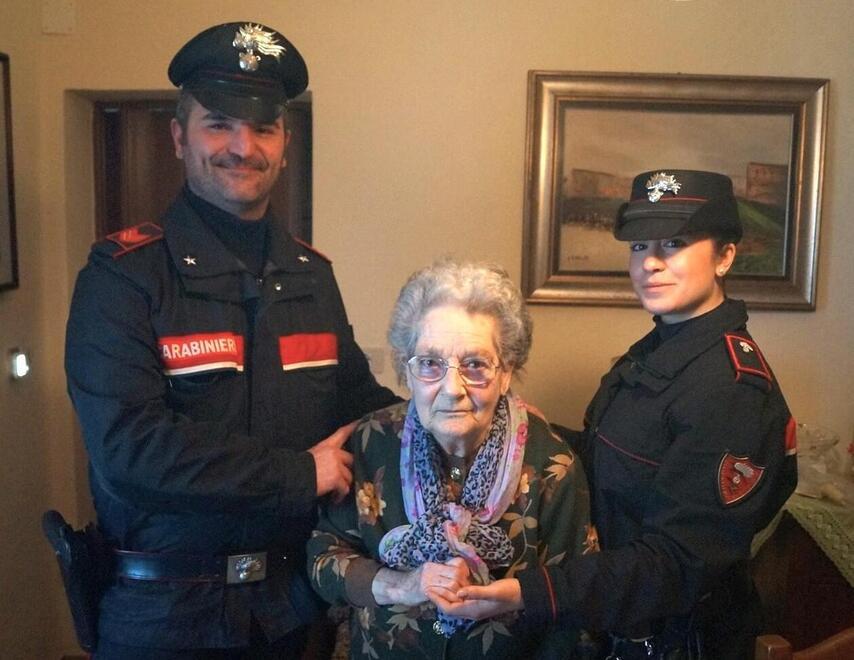 
	L'anziana vittima della truffa con due carabinieri

