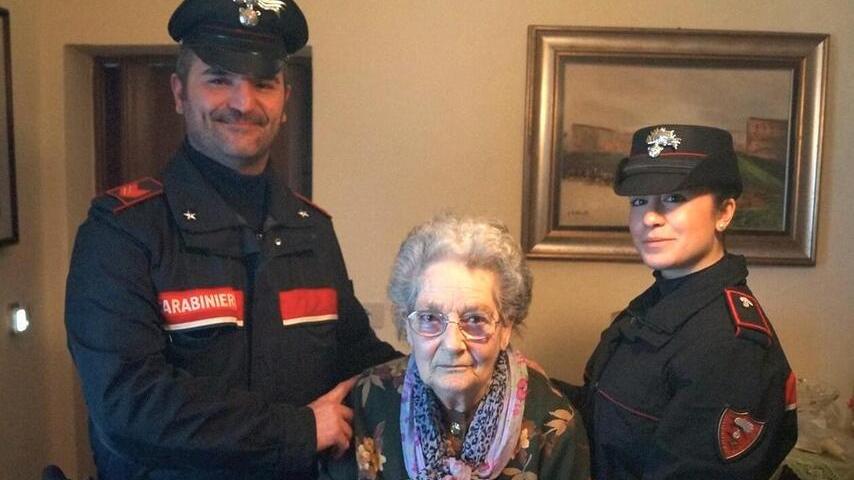 L'anziana vittima della truffa con due carabinieri
