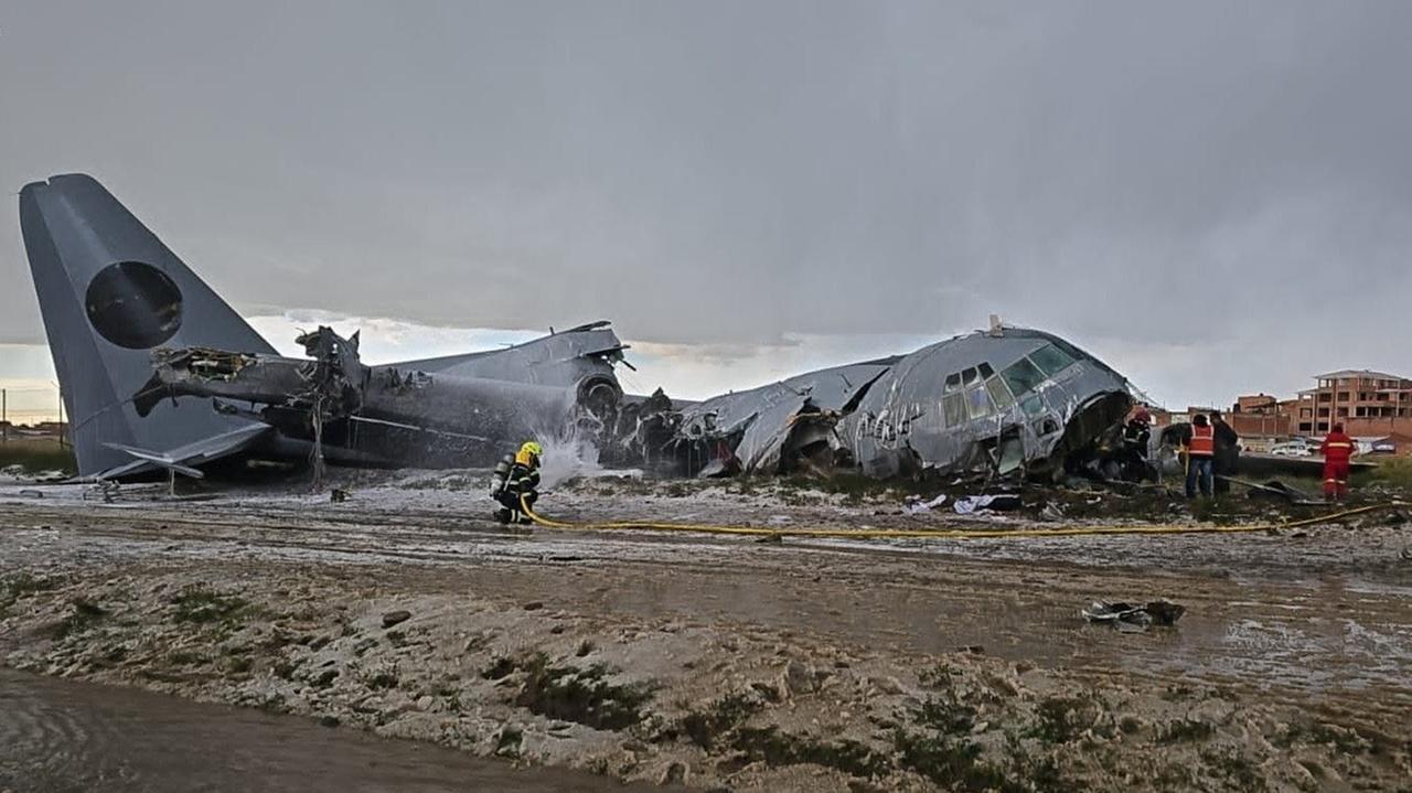 Aereo militare carico di banconote si schianta sull’autostrada: 20 morti, folla dispersa con gli idranti