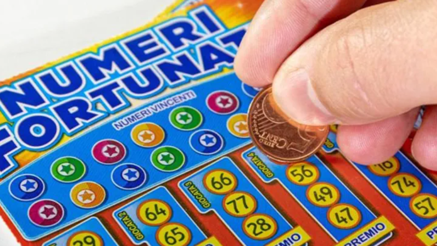 «Ho vinto 50 mila euro al Gratta e vinci». Pensionato irrompe in tabaccheria con una tanica di benzina