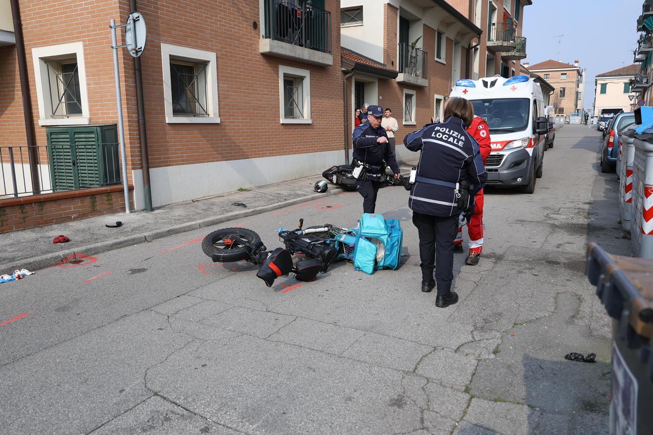 Ferrara, rider e scooter si scontrano: due feriti