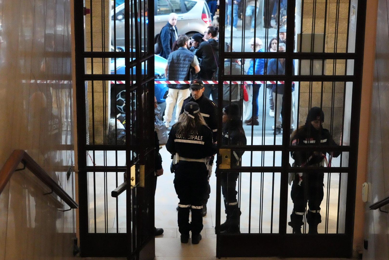 L'ingresso del palazzo dove si è consumato il delitto (foto Stick)
