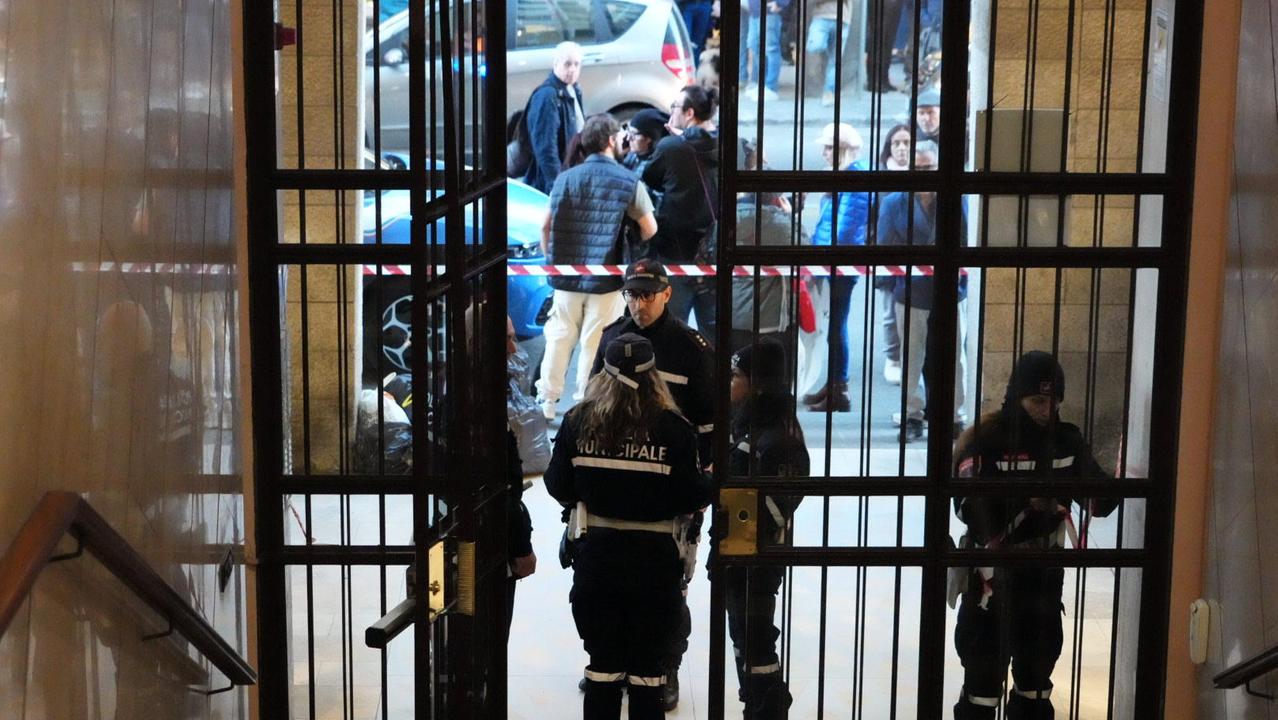 L'ingresso del palazzo dove si è consumato il delitto (foto Stick)