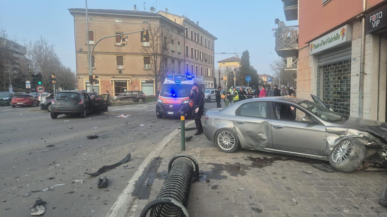 Auto inseguita dai carabinieri a tutta velocità fa un incidente e si schianta: gravissima una donna – Video