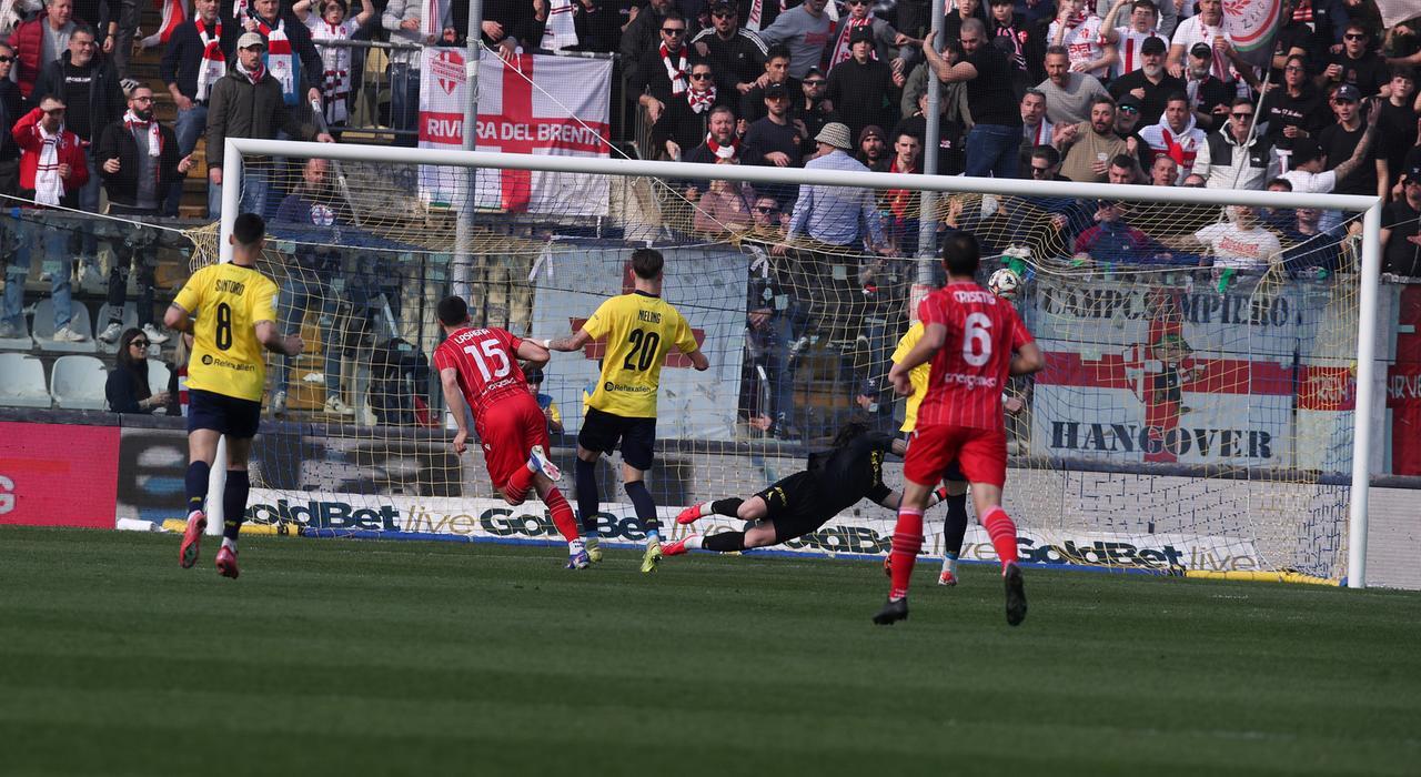 Il Modena cade contro il Padova: decidono Lasagna e Faedo