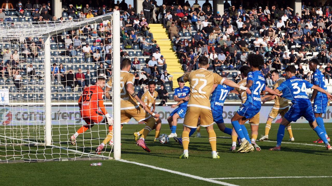 La zampata di Daniel Fila in mischia che ha dato il pari all'Empoli (foto Nucci)
