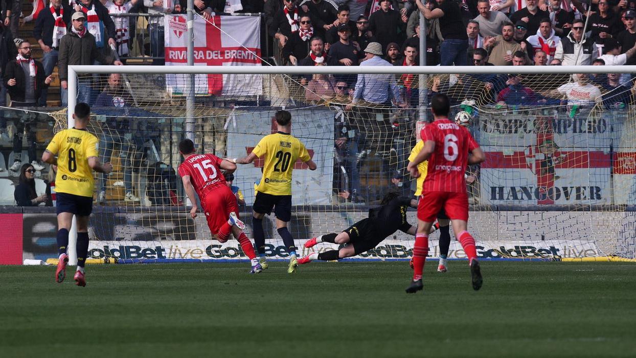 Modena-Padova: il gol dello 0-1 di Lasagna