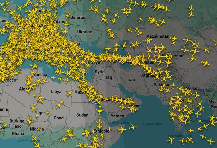 Attacchi in Iran, cieli nel caos: rotte aeree deviate per evitare la guerra – che cosa sta succedendo