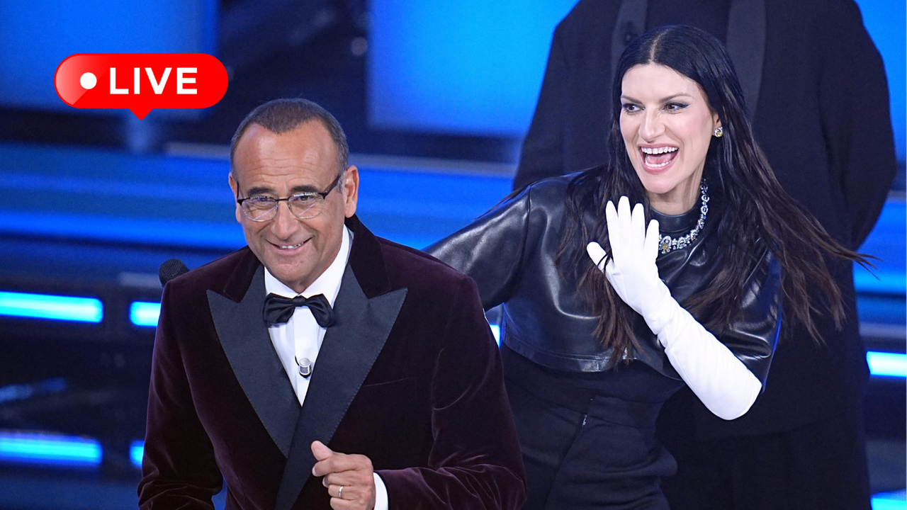 Sanremo 2026 LA DIRETTA, la scaletta ufficiale della serata finale. Conti in platea alle 23, sarà il momento del passaggio del testimone?