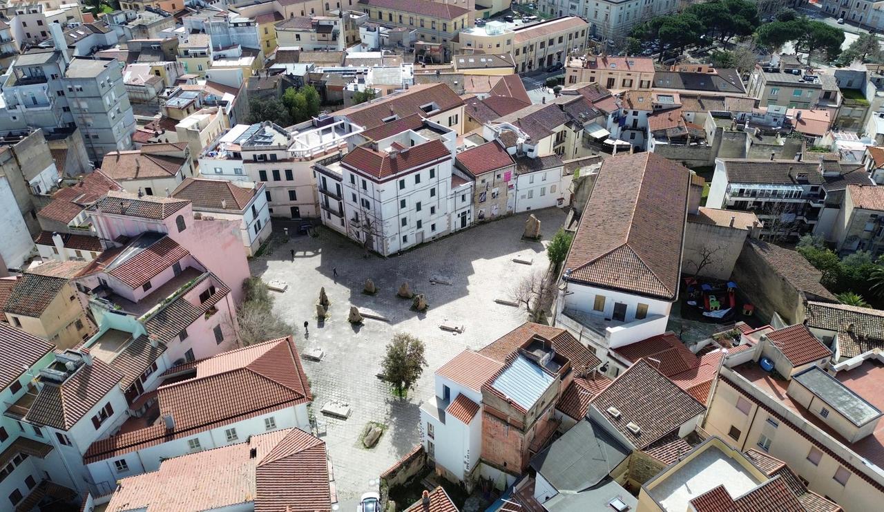 In piazza Satta saltano i lastroni: «Impedite l’accesso alle auto»