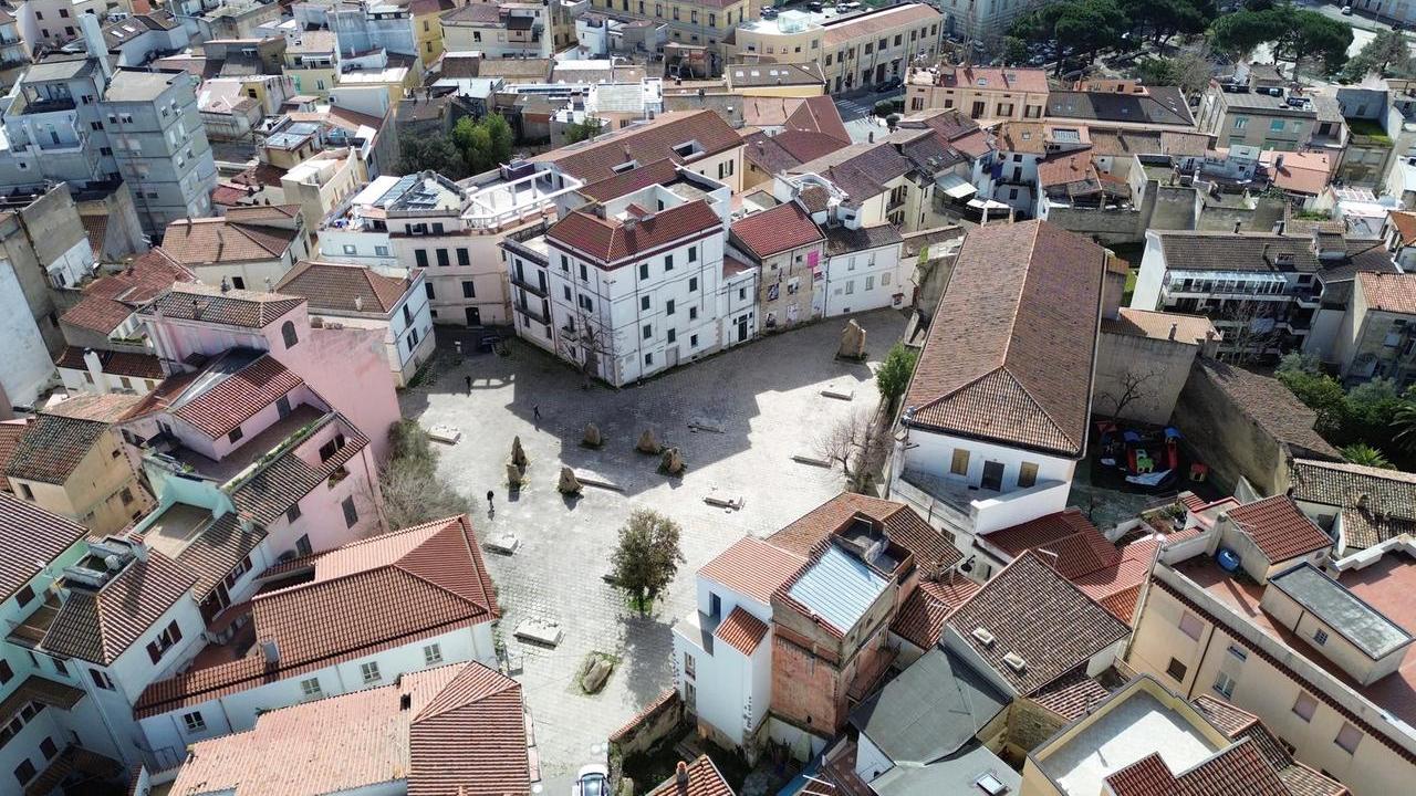 In piazza Satta saltano i lastroni: «Impedite l’accesso alle auto»