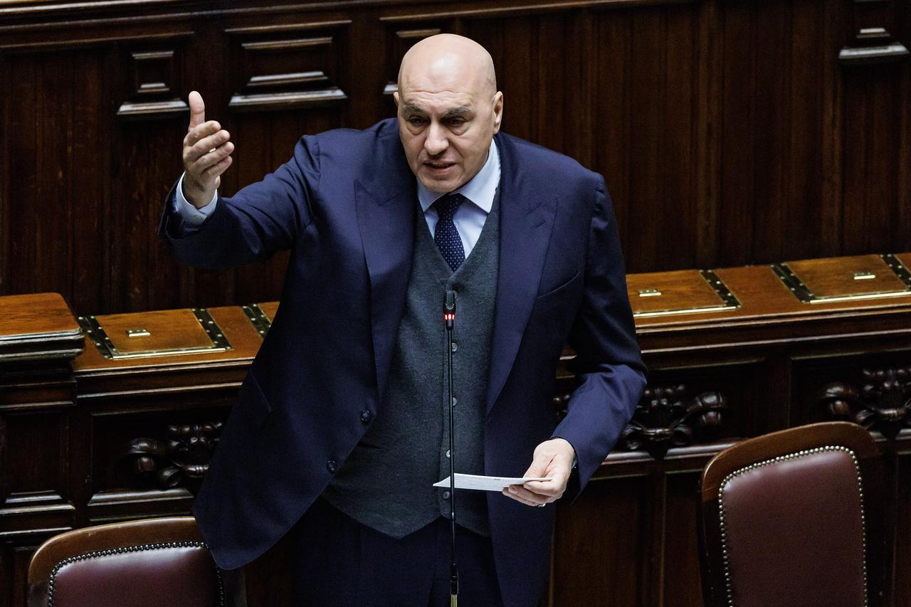 Attacchi in Iran, il ministro Crosetto bloccato a Dubai