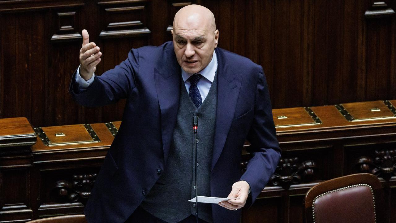 Attacchi in Iran, il ministro Crosetto bloccato a Dubai