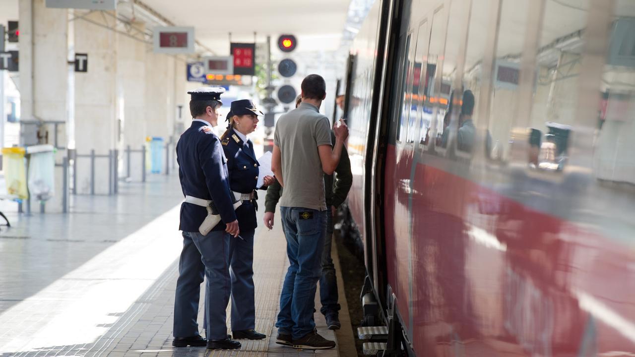 Un intervento della polizia ferroviaria (foto d'archivio)