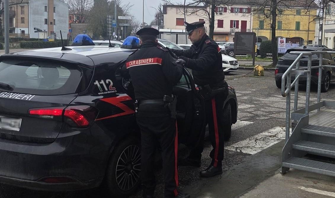 Cento, evade per due volte e lo trovano sempre al bar