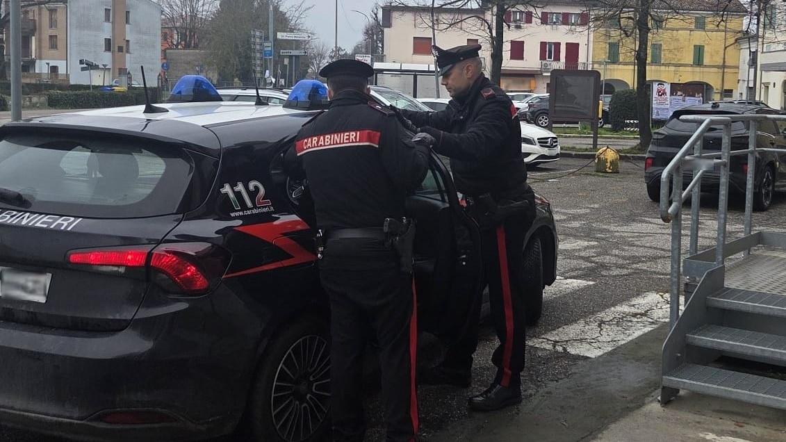 Cento, evade per due volte e lo trovano sempre al bar