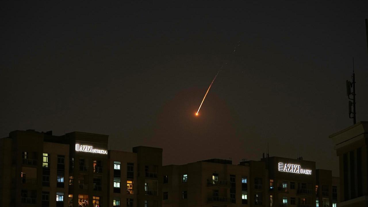 Attacco Usa‑Israele all’Iran, media: «Khamenei è morto, recuperato il corpo» – Crosetto bloccato a Dubai