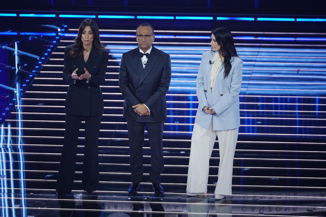 Sanremo 2026, la finale si apre con l’appello contro la guerra – Diretta