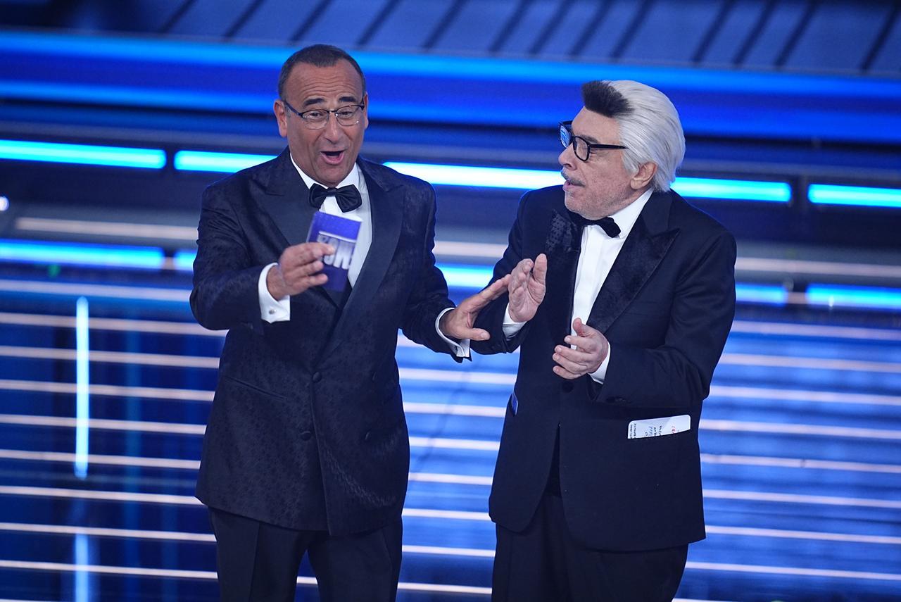 Sanremo 2026, la finale si apre con l’appello contro la guerra. Poi i big: dedica speciale di Raf – Classifica live