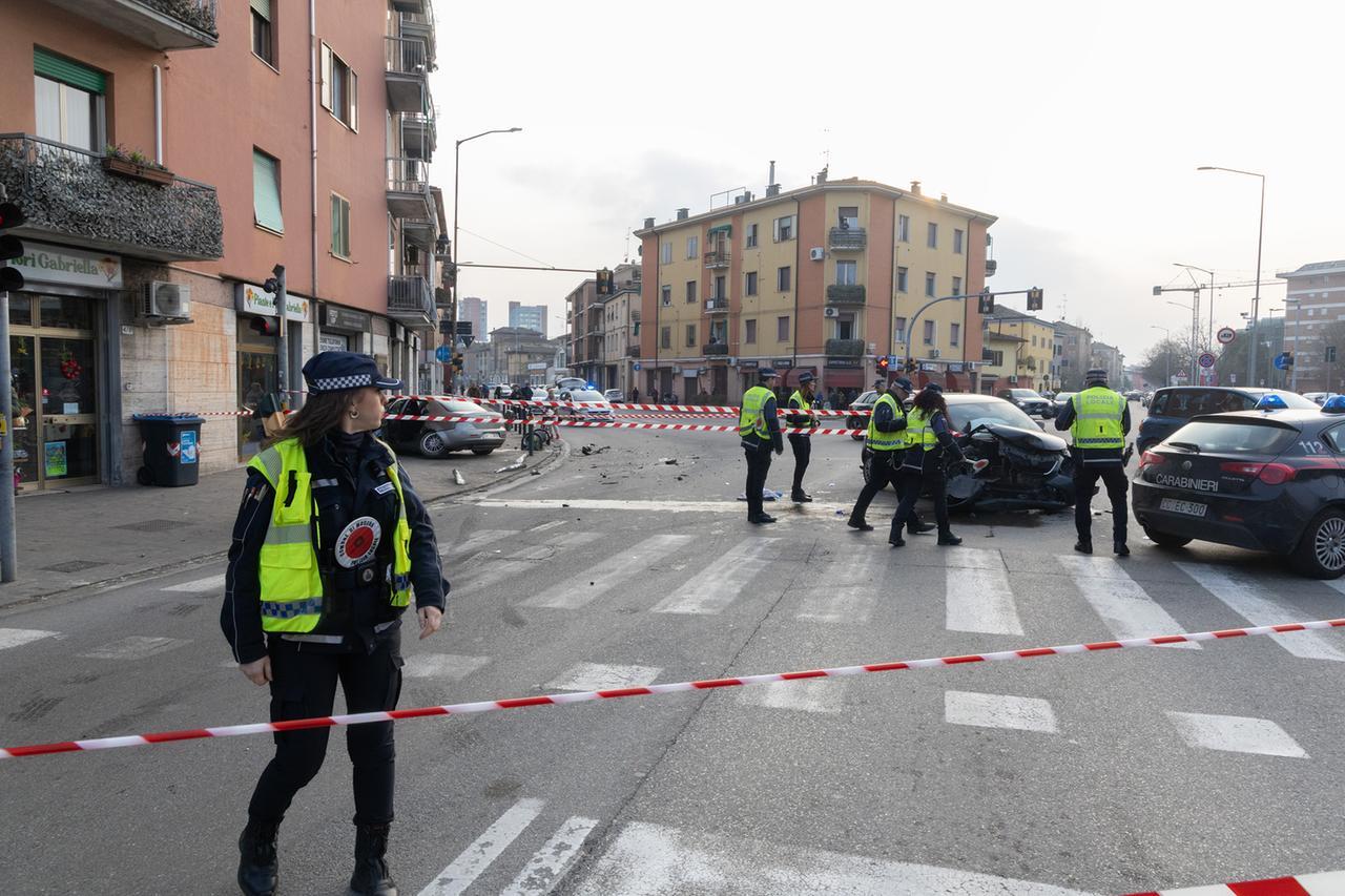 Donna uccisa: il 20enne in fuga non ha mai preso la patente e l’auto non era assicurata