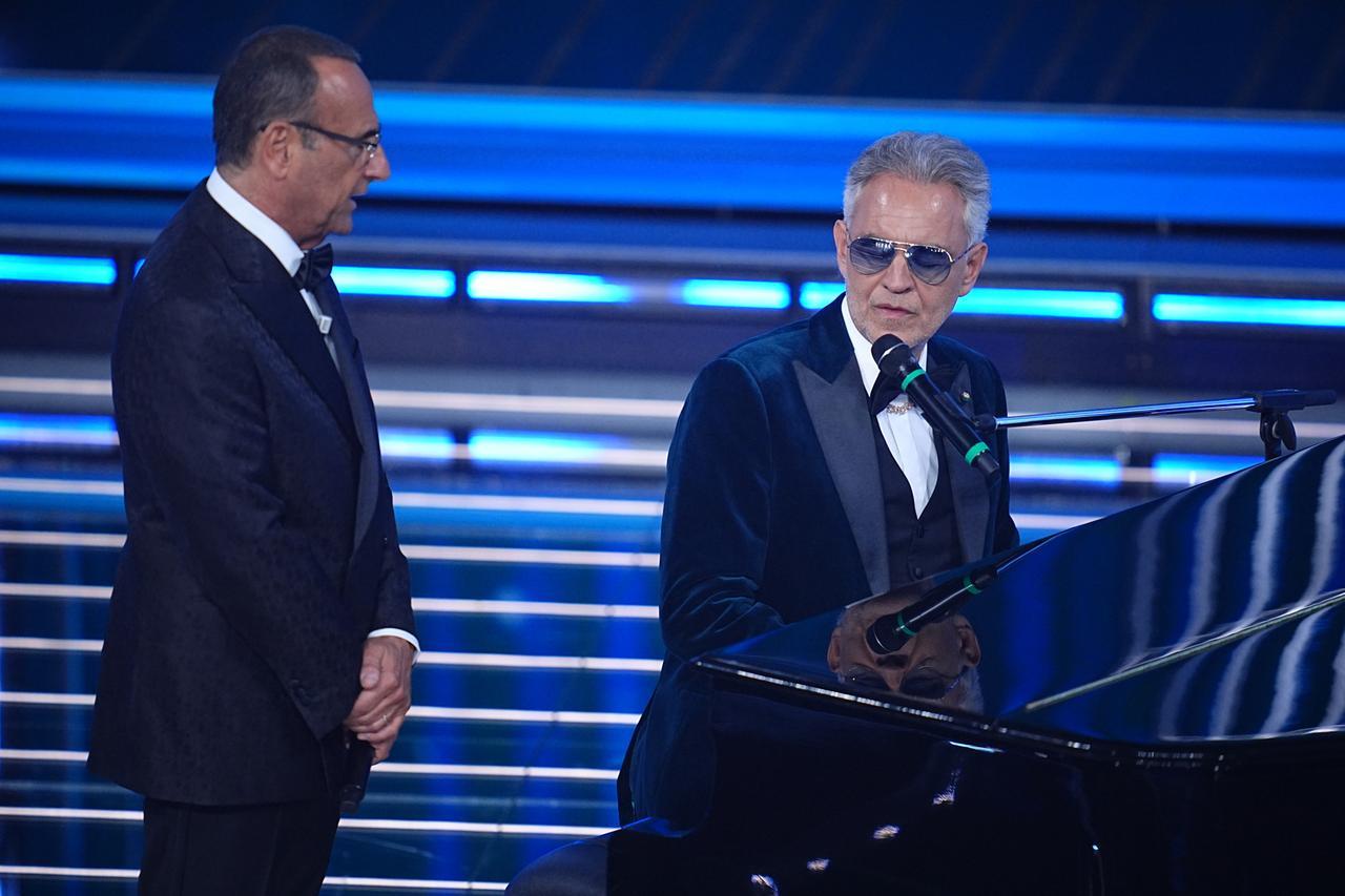 Sanremo 2026, la finale: la dedica di Raf, il messaggio delle Bambole di pezza. Arriva Andrea Bocelli – Classifica live