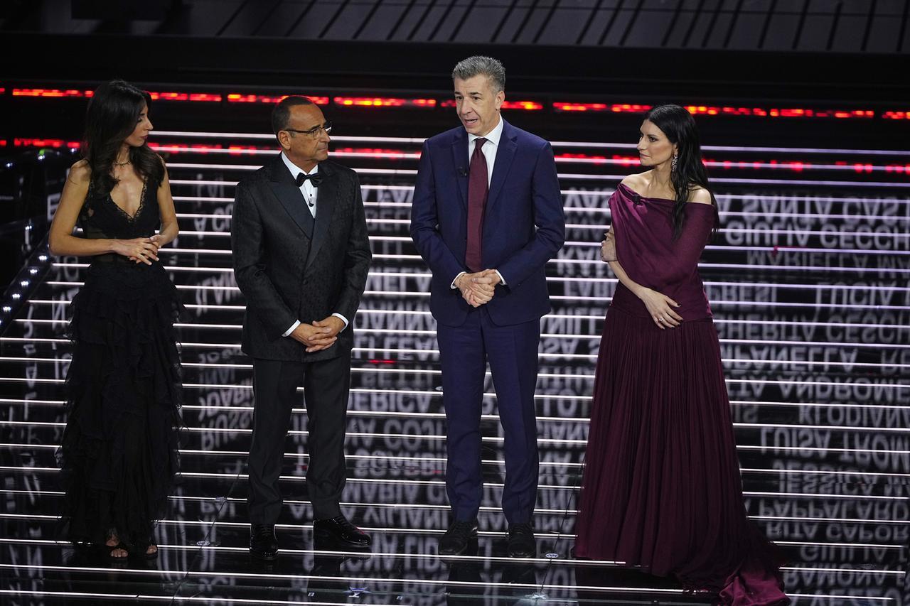 Sanremo 2026, la finale: sul palco Gino Cecchettin che si commuove ricordando Giulia – Classifica live