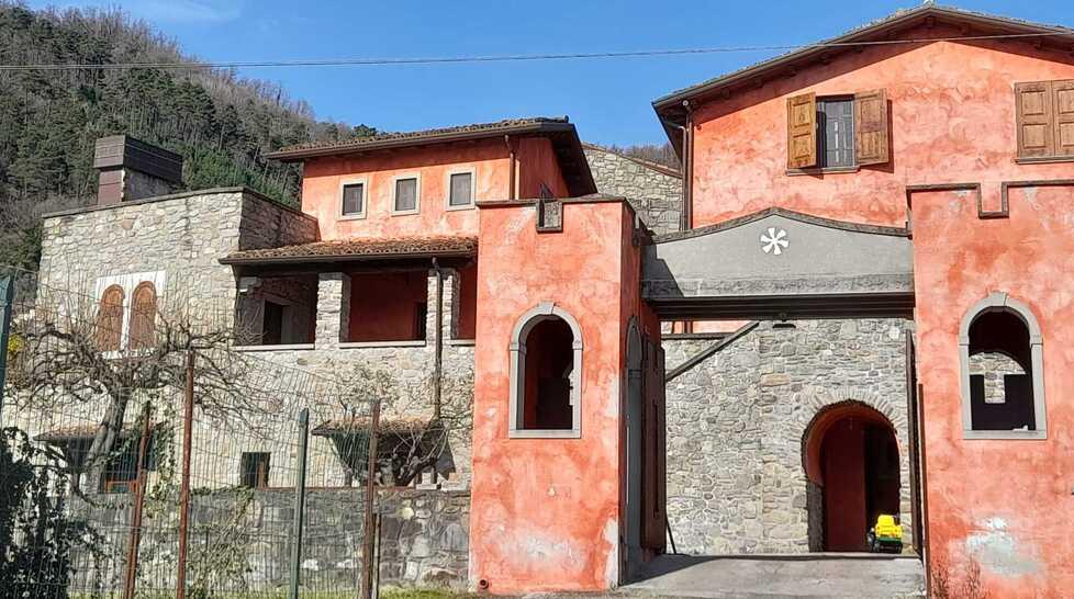 Imrenditore sequestrato sulla porta di casa, pistola al volto: «Togli l’allarme» 