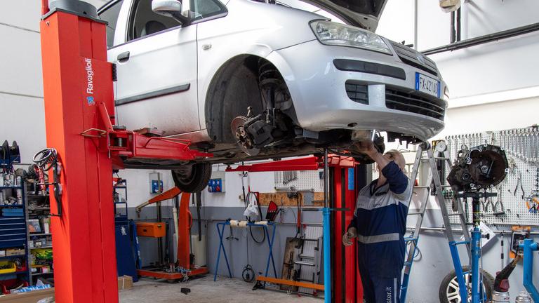 Auto sempre più vecchie, officine sempre meno: la situazione a Ferrara