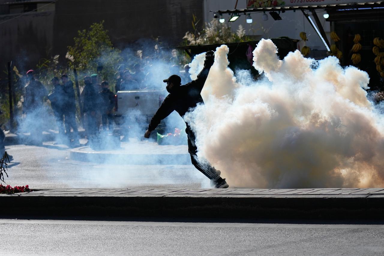 Attacco all’Iran e Khamenei ucciso, l’annuncio di Teheran: «La vendetta è un dovere». Nuovi raid, stop a 1800 voli – La situazione