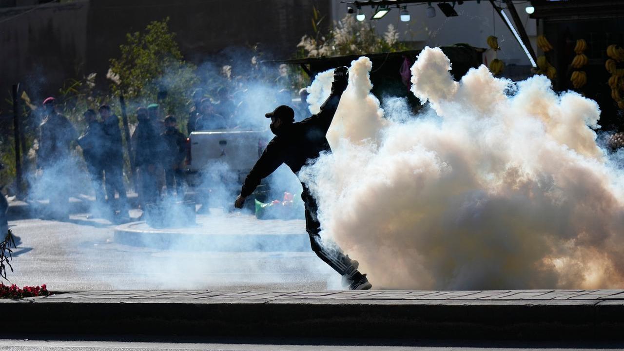 Attacco all’Iran e Khamenei ucciso, l’annuncio di Teheran: «La vendetta è un dovere». Nuovi raid, stop a 1800 voli – La situazione