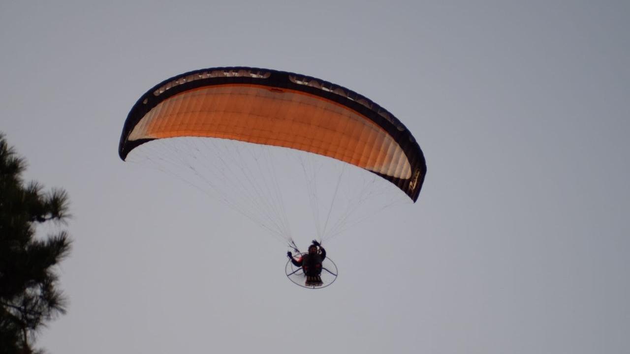 Si schiantò con un paramotore a Mancasale, «Claudio è salvo per miracolo, domani sarà operato»