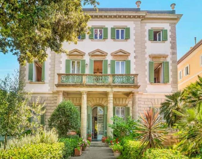 La storica Villa Tiberini oggi (foto concesse dall’agenzia Engel & Völkers Pisa - Colline Pisane, Ph FotografiamoImmobili.it)