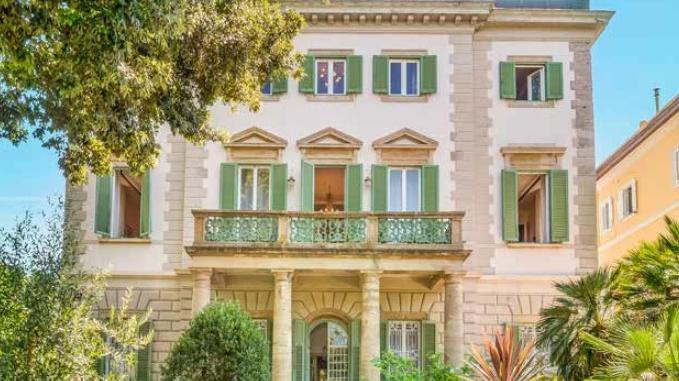 La storica Villa Tiberini oggi (foto concesse dall’agenzia Engel & Völkers Pisa - Colline Pisane, Ph FotografiamoImmobili.it)