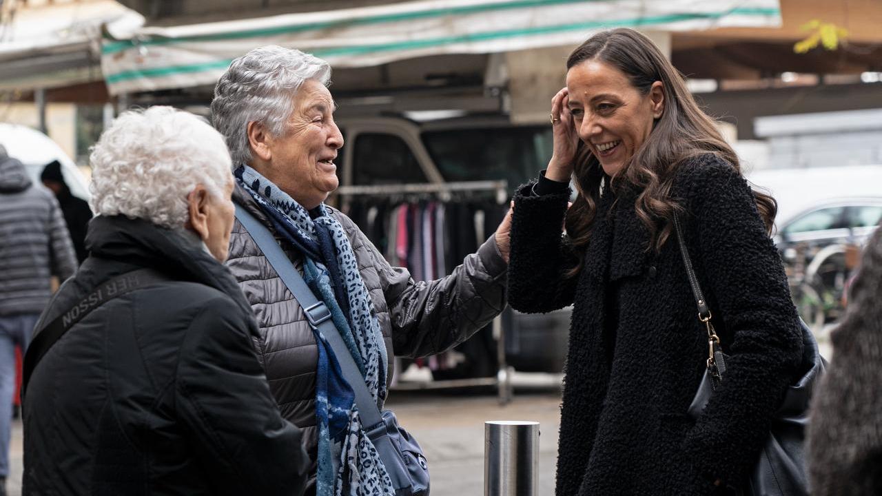 Firenze, Funaro inaugura il format e va in tour nei quartieri: così la sindaca dà una mano al Pd a riallacciare il filo con gli “esclusi” dalla città degli affitti alle stelle