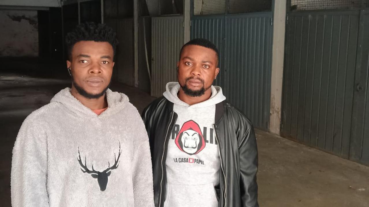 Bici elettriche rubate dal garage: «Le usavamo per andare al lavoro: aiutateci a trovarle»