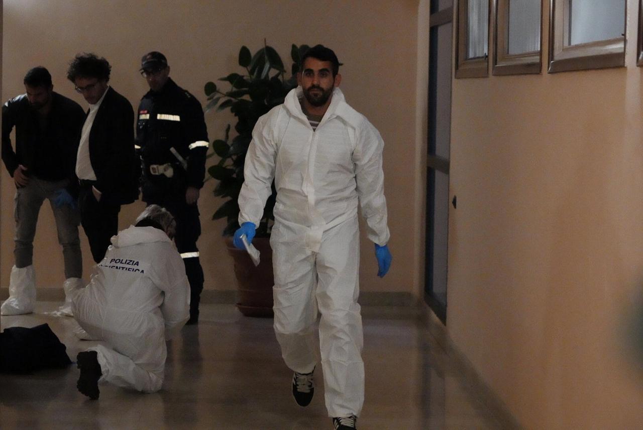 
	I poliziotti con il pm Niccol&ograve; Volpe nell'androne del palazzo teatro dell'omicidio (foto Stick)

