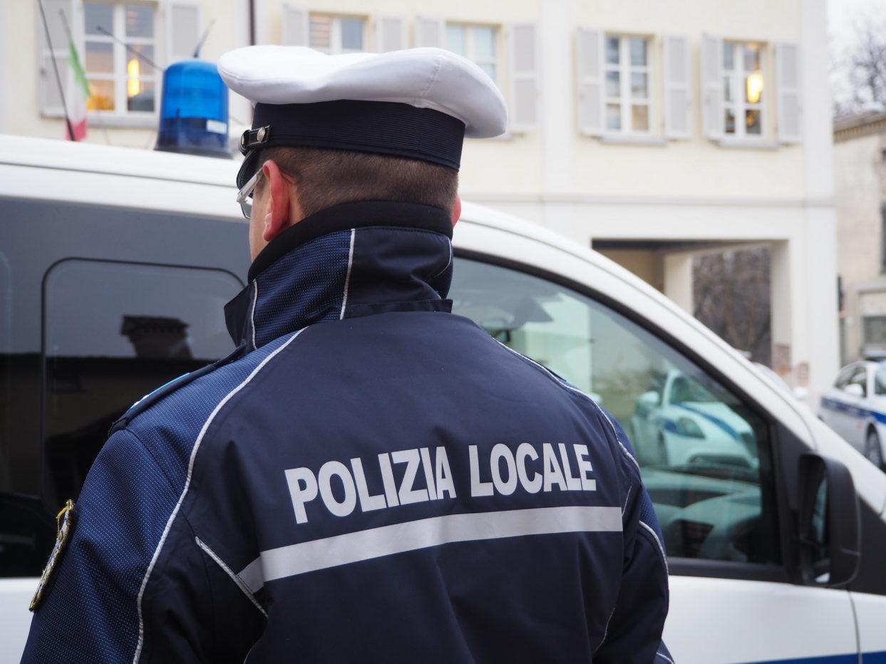 Automobilista pedinata in via Emilia Ospizio: “scortata” a casa dalla polizia locale. «Mi lanciava contro la bicicletta»