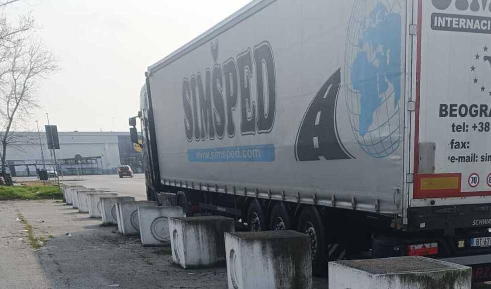 Chiodi contro i camion a San Giuseppe di Comacchio, i residenti: «Ora basta»