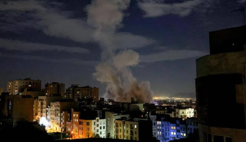 La guerra si allarga: nuovi attacchi sull’Iran, raid in Libano, esplosioni a Dubai, Abu Dhabi e Doha – Cosa sta succedendo