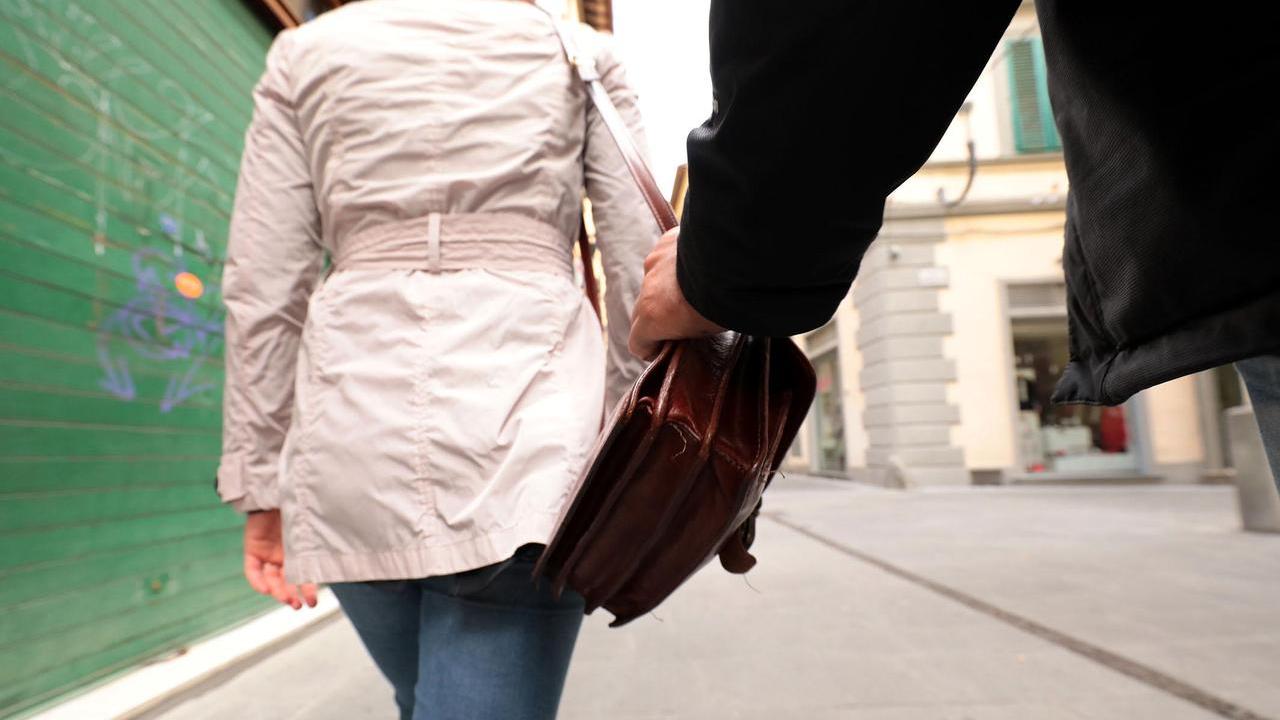 Finti escrementi di uccelli, ecco la nuova tecnica per rubare il portafogli agli anziani: tre arresti