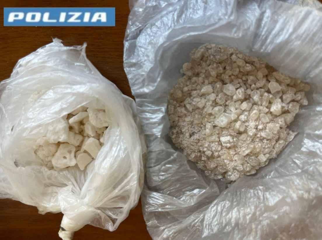 In casa marijuana, cocaina, ketamina e metanfetamina per i rave party: due arresti
