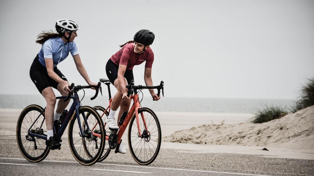 Investe con l’auto tre ciclisti volontariamente e si costituisce: «Mi sentivo presa in giro»