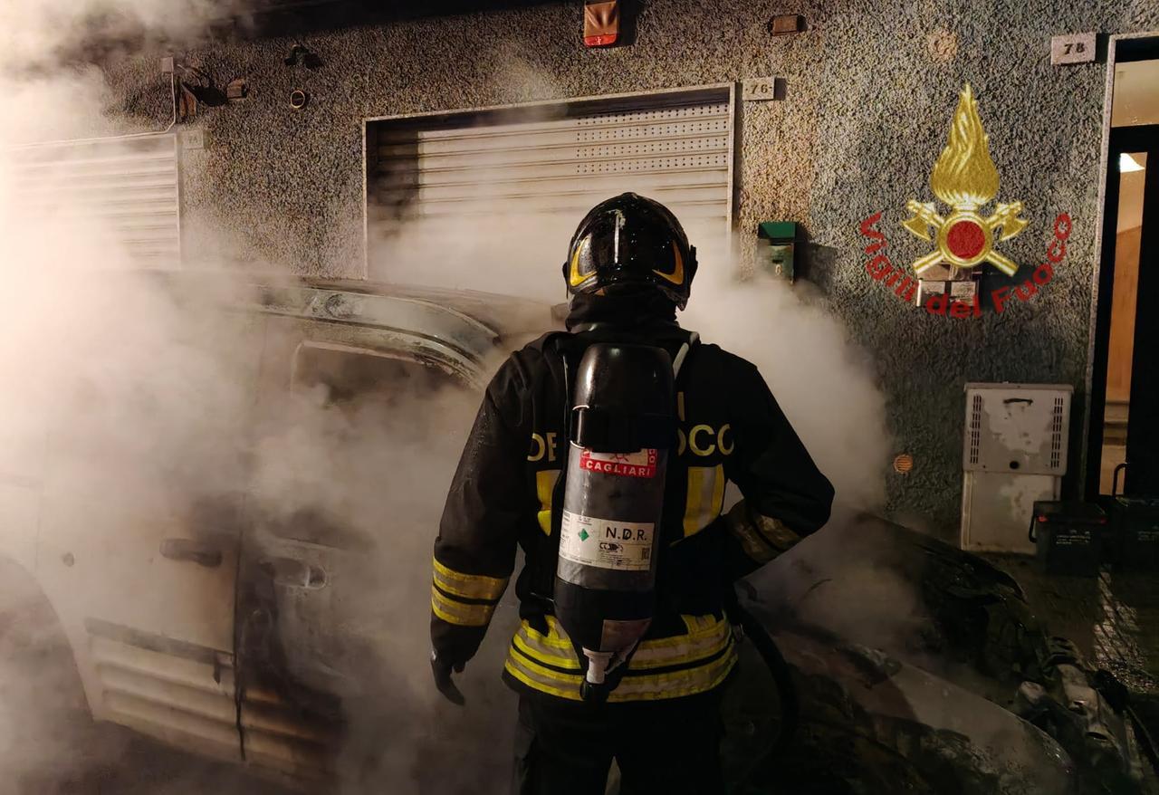 Raffica di auto e scooter in fiamme nella notte, paura in diversi quartieri della città