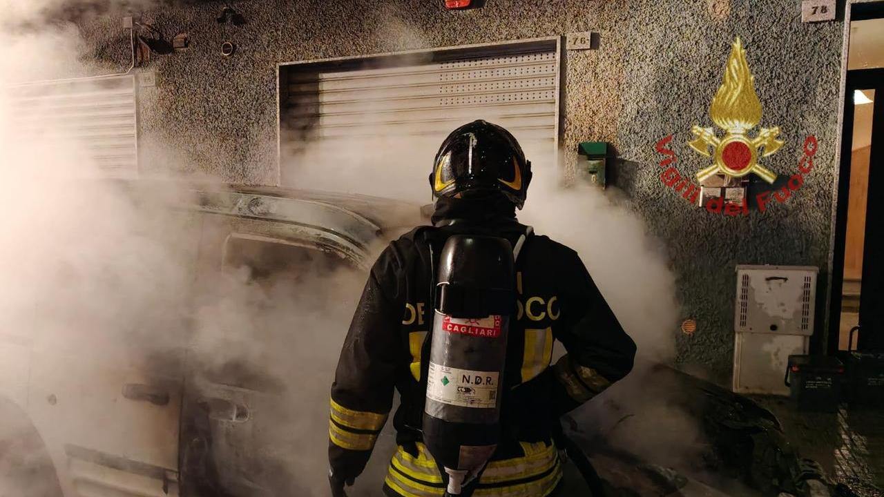 Raffica di auto e scooter in fiamme nella notte, paura in diversi quartieri della città